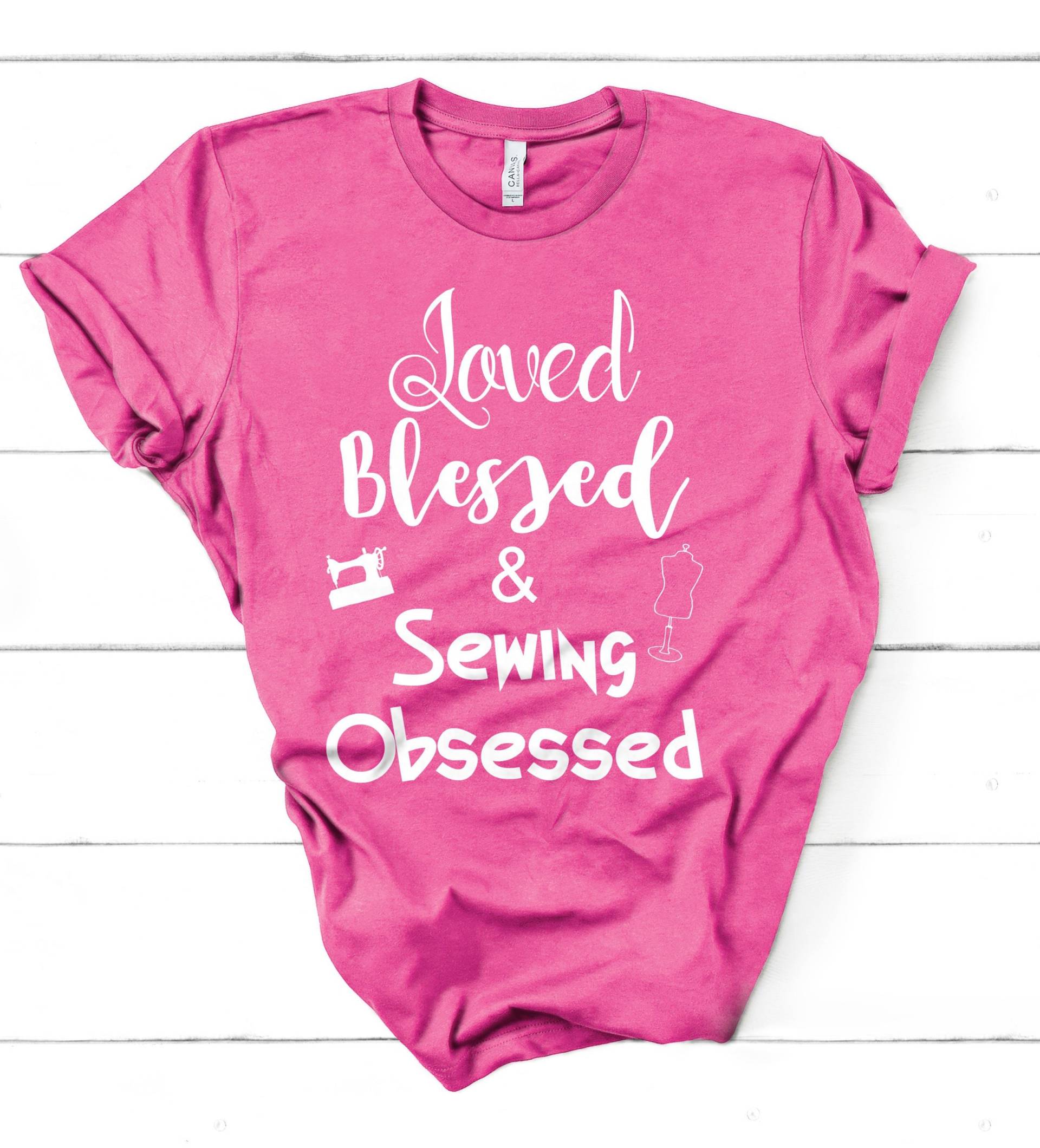 Geliebt, Gesegnet Und Nähen Besessen, Lustige Unisex T-Shirt Für Kanalisation, Fanatiker - Schneiderin, Schneider, Designer, Quilter Geschenk Geliebt, Gesegnet Und Nähen Besessen, Lustige Unisex T-Shirt Für Kanalisation, Fanatiker - Schneiderin, Schneider, Designer, Quilter Geschenk von ShikitaMakes