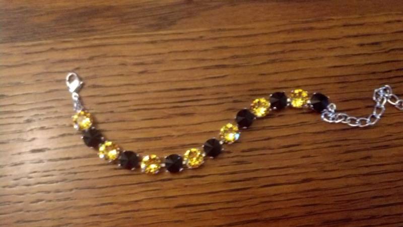 Schwarzes Und Gelbes Swarovski Kristall Team Support Armband Set in Einer Antik Silbernen Kulisse von ShimmerSparkleShine