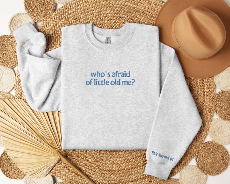 Wer Hat Angst Vor Dem Kleinen Ich? Besticktes Sweatshirt/Bestickte Ärmel Unisex Personalisiertes Gildan 18000 Rundhalsausschnitt von ShimmeringShelbys