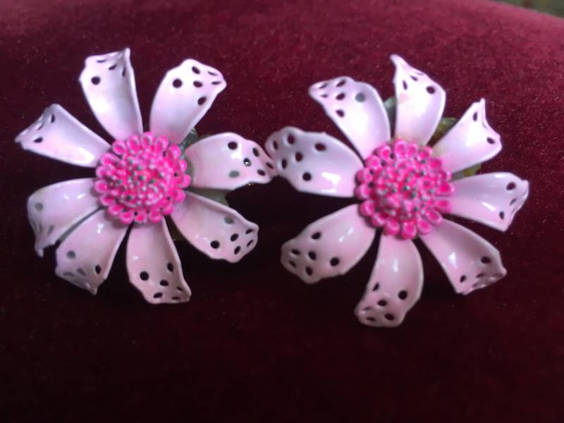 Rosa Vintage-Clip-On-Ohrringe - Signiert Antik Vendome Rosa Vintage-Clip-On-Ohrringe - Signiert Antik Vendome von ShimmyChicVintage