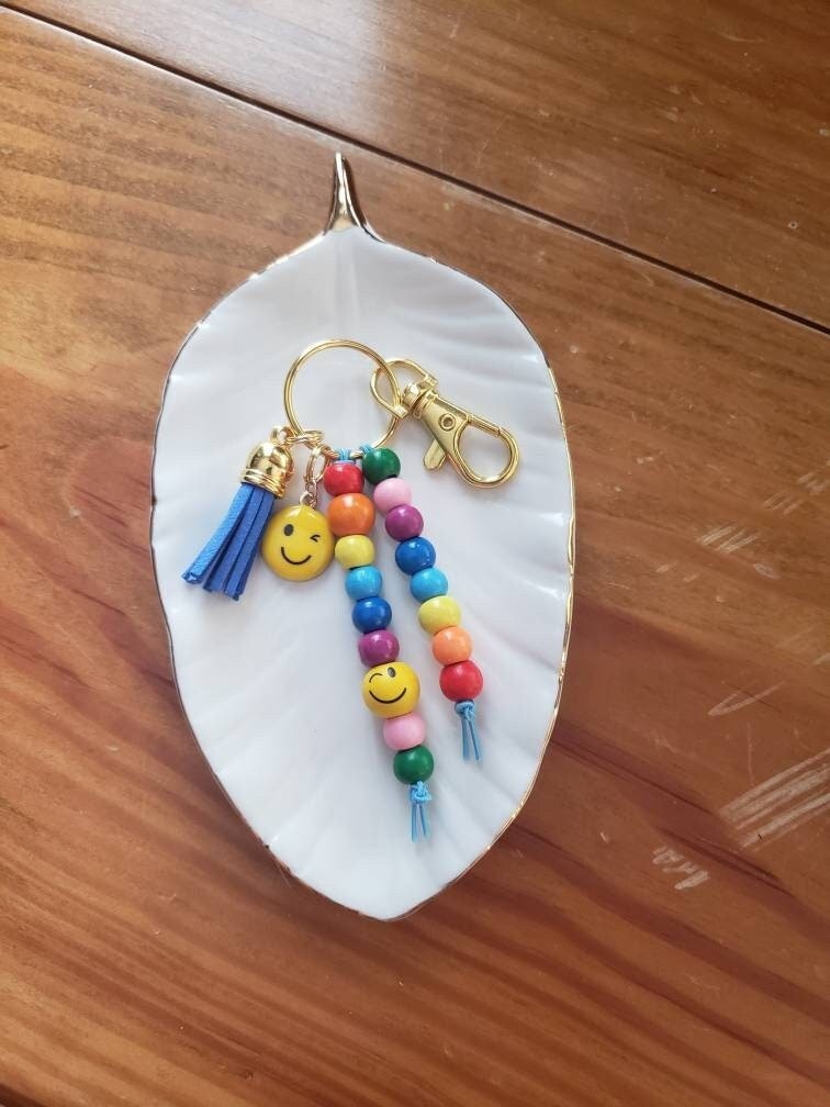 Emoji Wink Schlüsselanhänger - Liebhaber Smiley Face Smile Regenbogen Charm Schmuck Be Kind Perle Quaste von ShineBrightAccessory