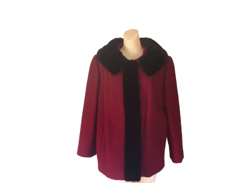 Wunderschöner Vintage Roter Swing Mantel Mit Schwarzem Mouton Pelzkragen | Frauen Größe L Wunderschöner Vintage Roter Swing Mantel Mit Schwarzem Mouton Pelzkragen | Frauen Größe L von ShineBrightVintage
