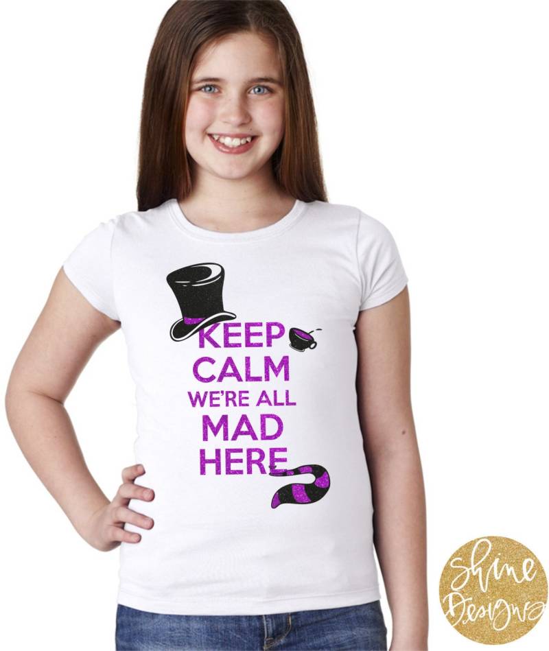 Behalten Sie Ruhe, Wir Sind Alle Verrückt Hier - Alice Im Wunderland Glitzer Shirt von ShineDesignsTees