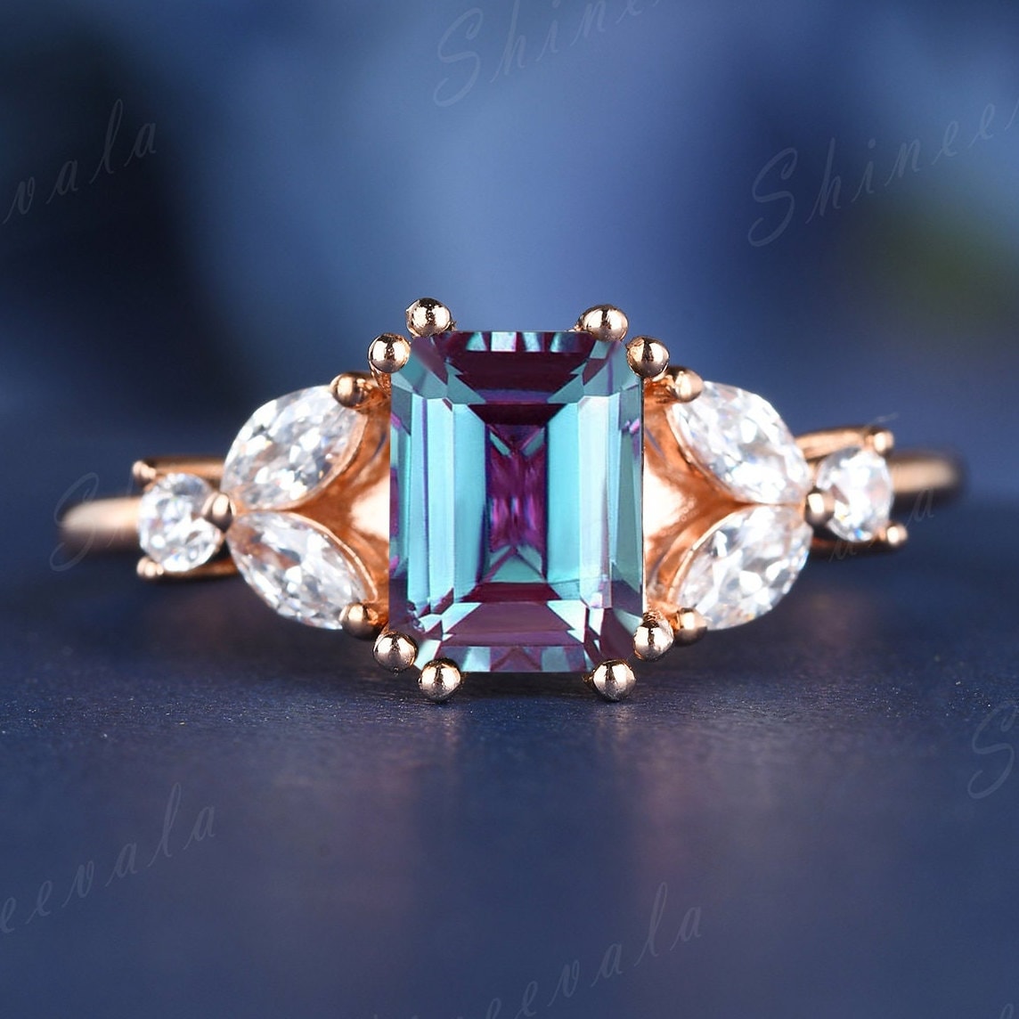 Alexandrit Verlobungsring Smaragdschliff Vintage Roségoldring Art-Deco-Verlobungsring Moissanit Band Juni Geburtsstein Ring Jubiläumsringe Für Sie von Shineevala