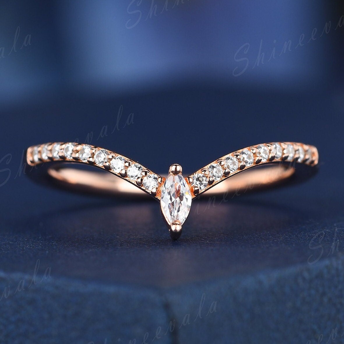 Art-Deco-Geschwungener Ehering, Stapelbarer Moissanit-Hochzeitsring, 14 K Roségold-Halber Eternity-Ring, Personalisierter Chevron-Ring Handgemacht von Shineevala