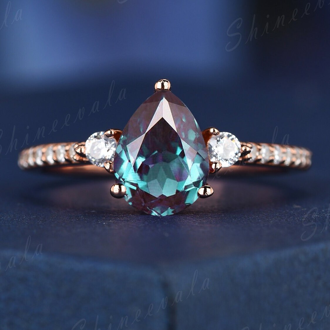 Birne Alexandrit Verlobungsring Rose Gold Einzigartige Drei Stein Stil Ring Farbwechsel Edelstein Jahrestagsgeschenk von Shineevala