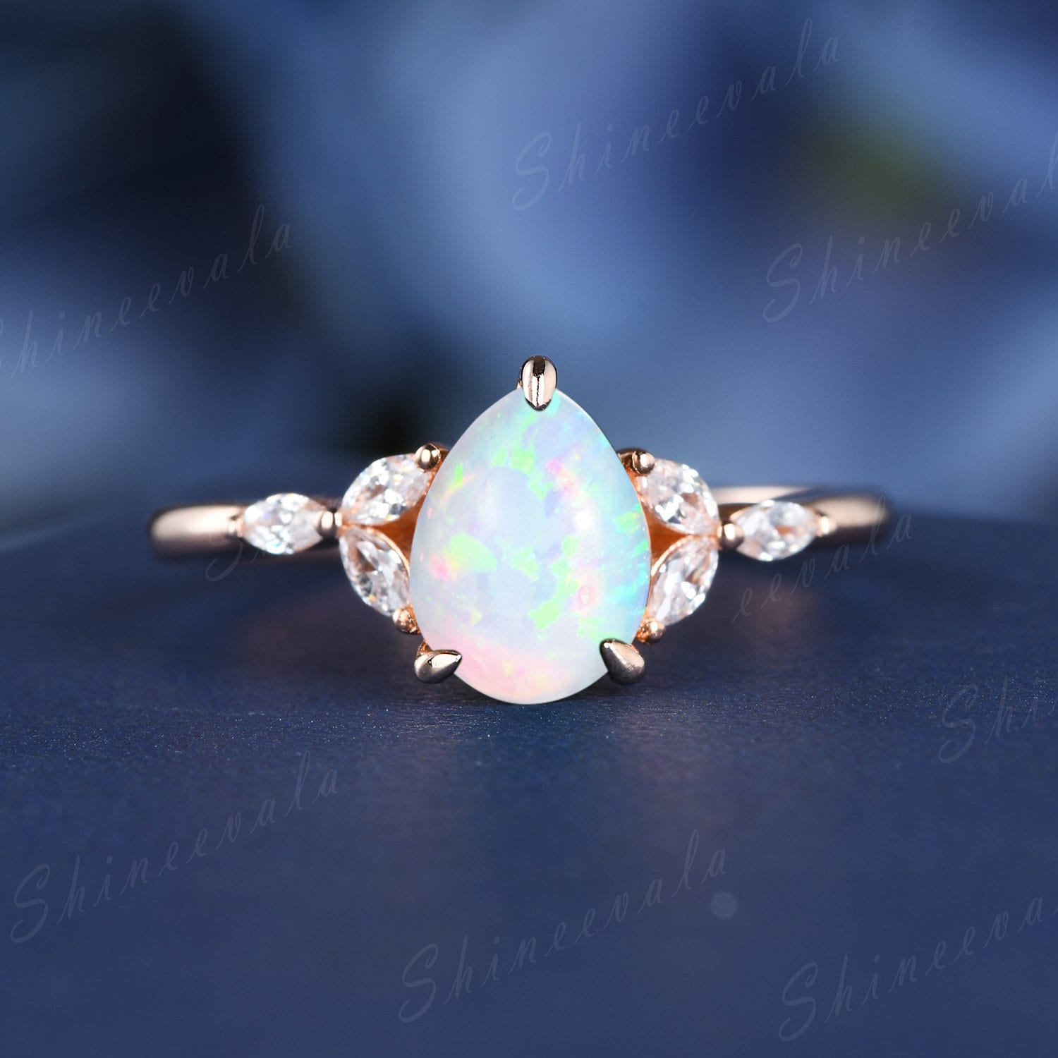 Birnenförmiger Opal Verlobungsring, Rosengold Blüten Cluster Ring, Weißer Feueropal, Solitär Ehering Für Frauen von Shineevala