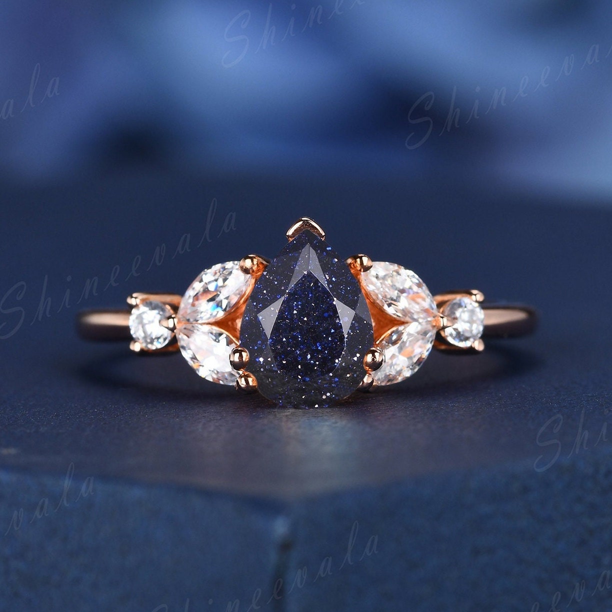 Birnenschliff Blauer Sandstein Verlobungsring Art Deco Ring Moissanit Floral Ehering Roségold Zierlich Versprechen von Shineevala