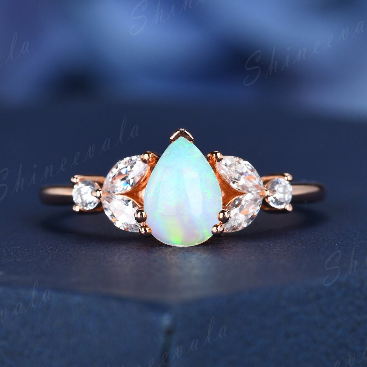 Blume Opal Ehering Birne Verlobungsring Moissanit Art Deco Ring 18K Roségold Versprechen Oktober Geburtsstein Sieben Steine von Shineevala