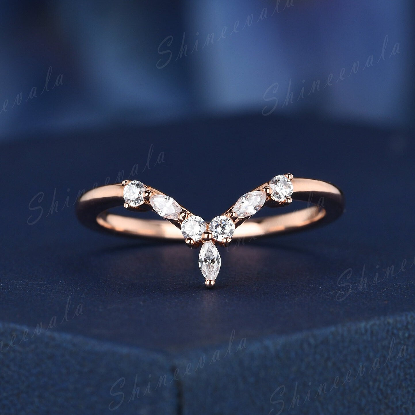 Diamant Eheringe Personalisierte Kurve Ehering Rose Gold Stapelbare Ringe V-Förmige Art Deco Ring Jahrestagsgeschenk Für Sie von Shineevala