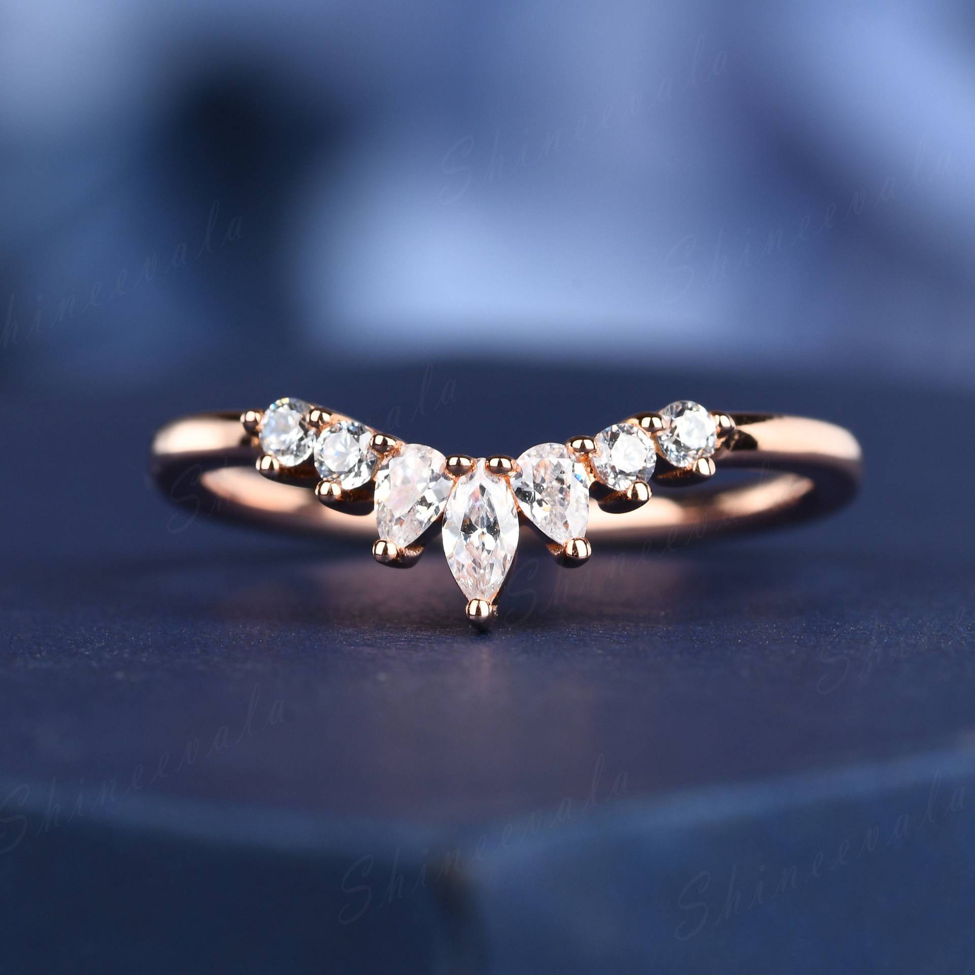 Diana Krone Moissanite Ehering Art Deco Geschwungener Stapelbar Ring Band Rose Gold Passender Für Sie Personalisiert von Shineevala