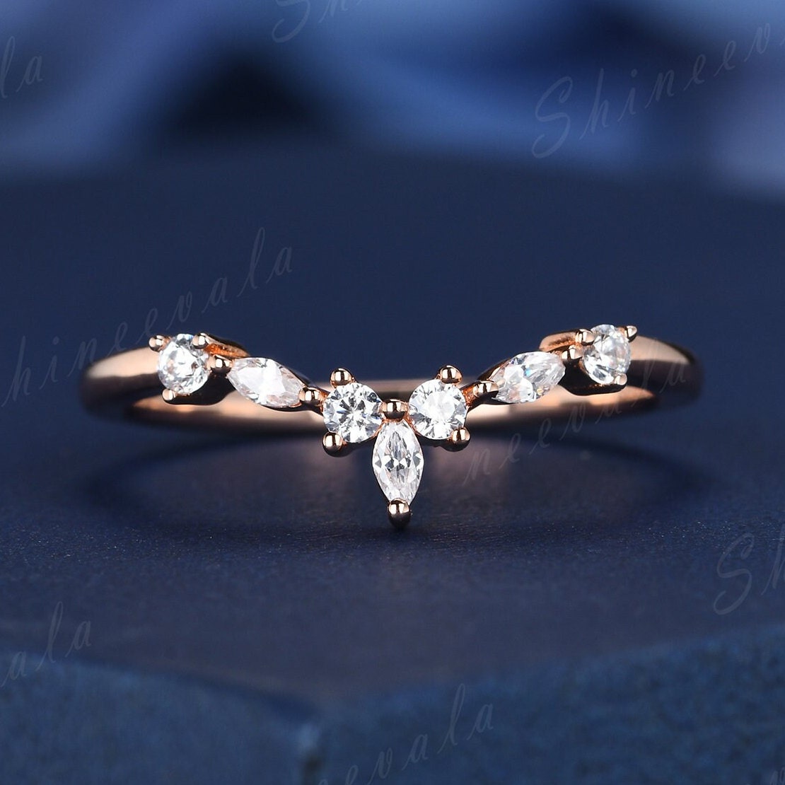 Gebogen Diamant Ehering Rose Gold Stapelbar Ringe Frauen Zierliche Chevron Ring Jahrestag Geschenk Edelstein Schmuck von Shineevala