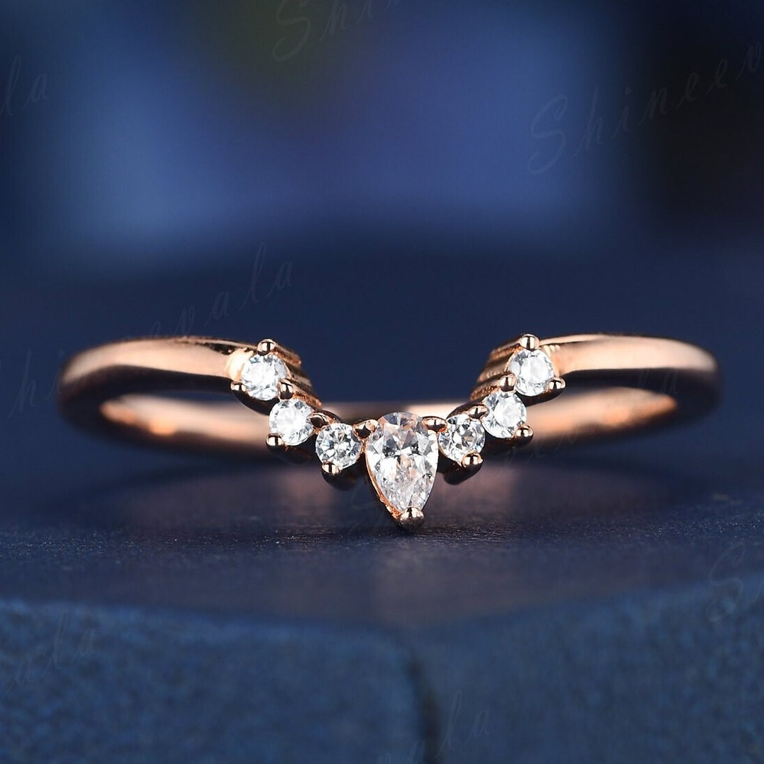 Geschwungener Hochzeit Band Rose Gold Diamant Ehering Frauen Chevron Stapelringe Krone Ring Personalisiertes Geschenk Für Sie von Shineevala