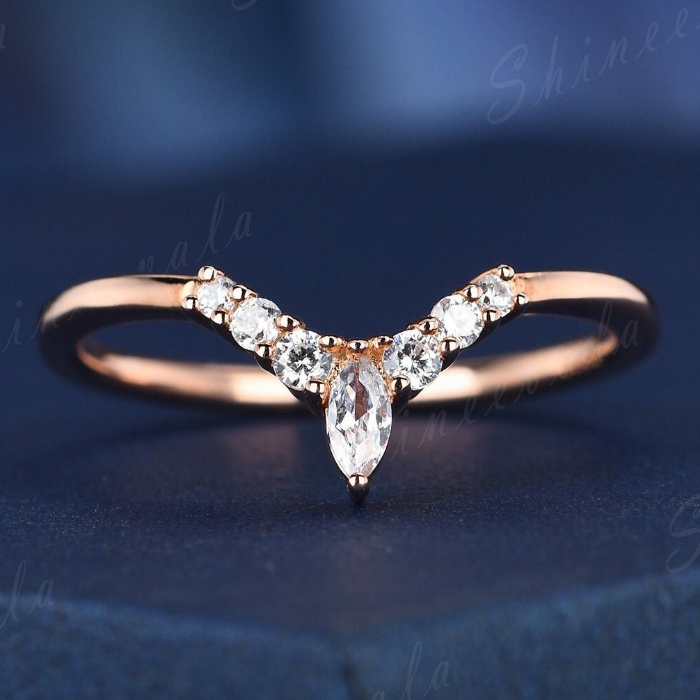 Marquise Moissanit Hochzeit Band Roségold Gebogener Ehering Moissanite Braut Stacking Matching Personalisiert V Förmig Infinity Ring von Shineevala