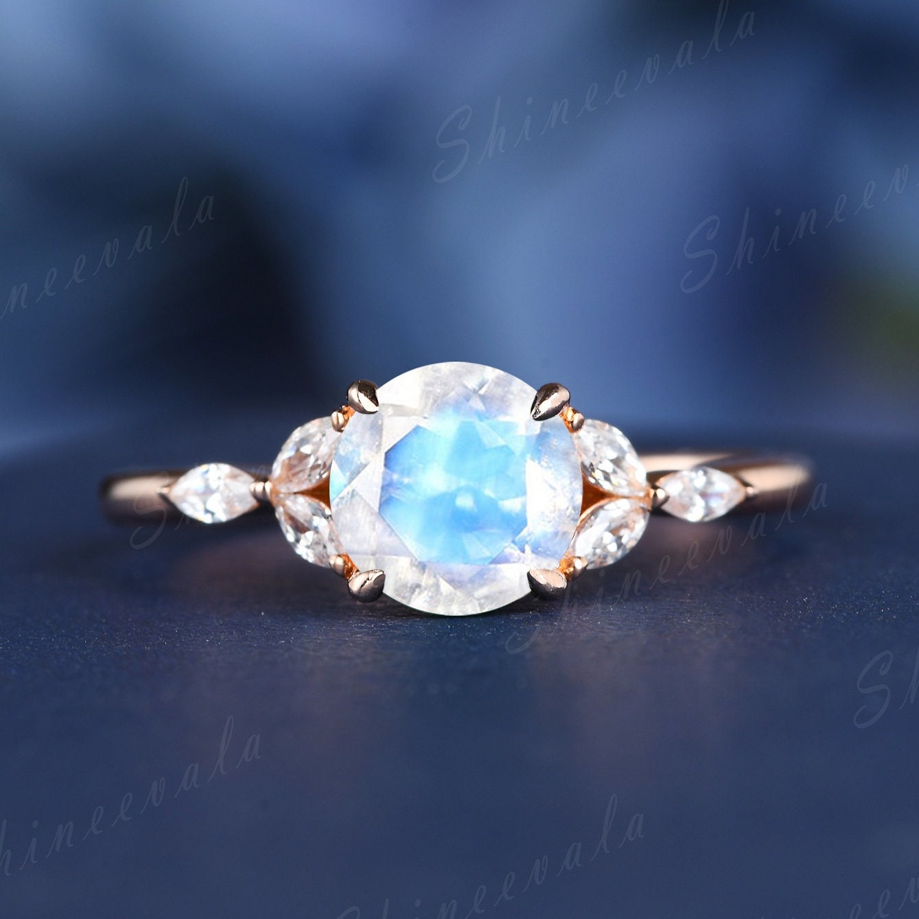 Mondstein Moissanit Verlobungsring Rosegold Blume Ring Für Frauen Rundschliff Blau Eternity Solitär Zange Set von Shineevala