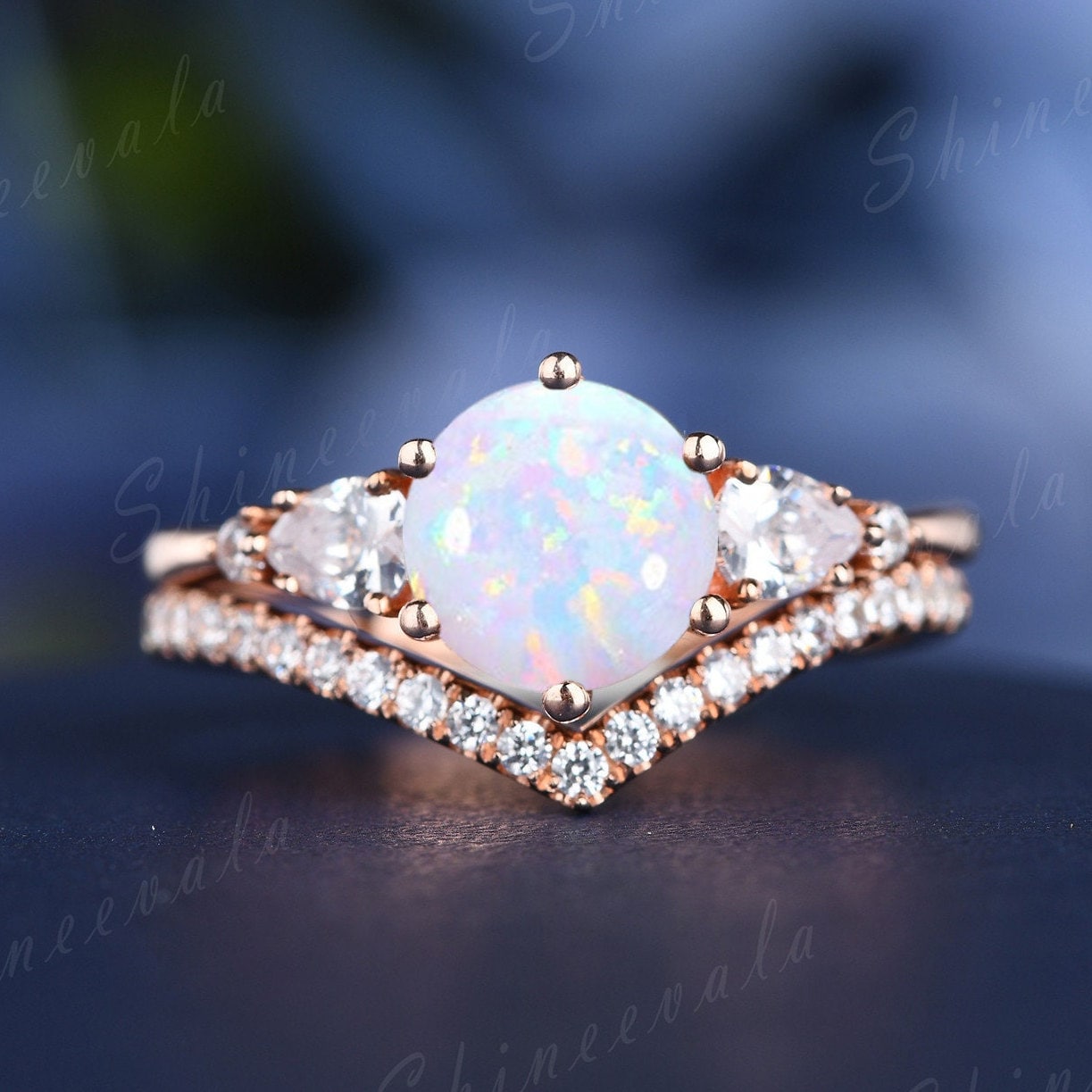 Opalringe Für Frauen, Weißer Opal Versprechensring, V-Förmiger Moissanit Passendes Band, Stapelbares Brautset, Sterling Silber Ring, Roségold Ring von Shineevala