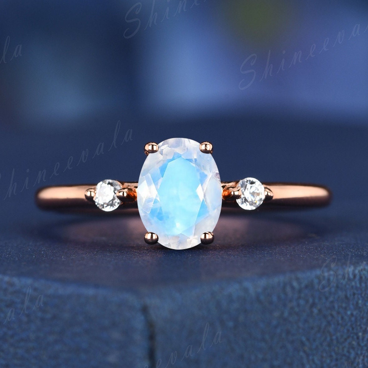 Oval Regenbogen Mondstein Verlobungsring, Rose Gold Frauen Ehering, Art-Deco-Drei Steine Versprechen Ring, Zierliche Diamantring von Shineevala