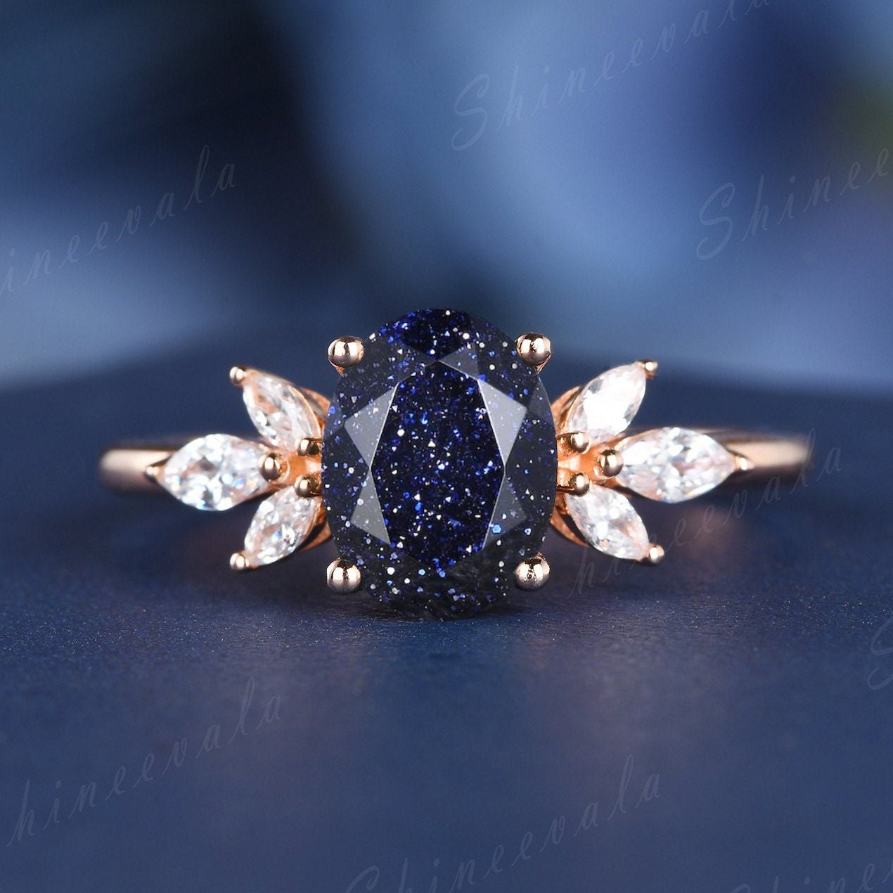 Ovalschliff Blauer Sandstein Verlobungsring 14K Rose Gold Art-Deco-Ring Galaxy Goldstone Ring Marquise Diamant Versprechen Handgemachter Schmuck von Shineevala