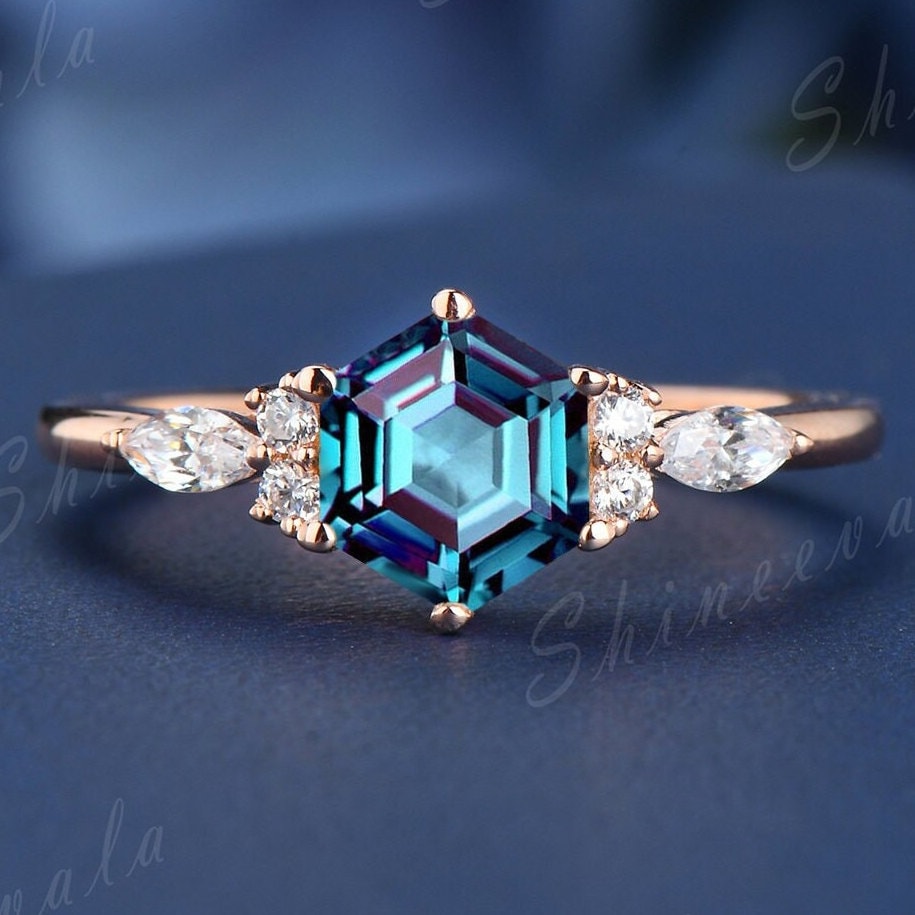 Sechseck Geschnitten Alexandrit Verlobungsring Art-Deco-Cluster-Ring Zierliche Brautring Marquise Diamant Ehering Juni Geburtsstein von Shineevala