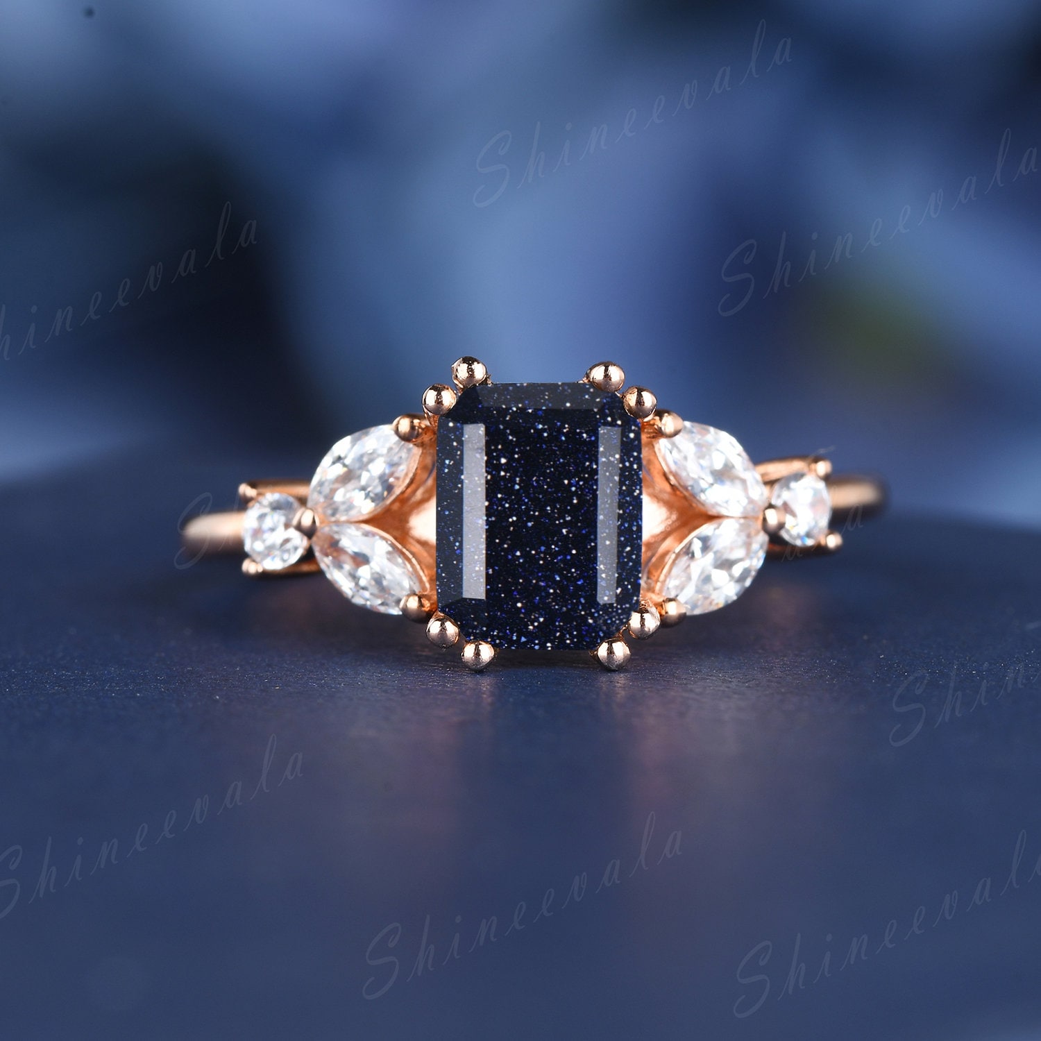 Smaragdschliff Blauer Sandstein Verlobungsring Art-Deco-Ring Einzigartiger 6-stift-Ring Marquise Diamant Ehering 14K Gold Versprechensring Smaragdschliff Blauer Sandstein Verlobungsring Art-Deco-Ring Einzigartiger 6-stift-Ring Marquise Diamant Ehering 14K Gold Versprechensring von Shineevala