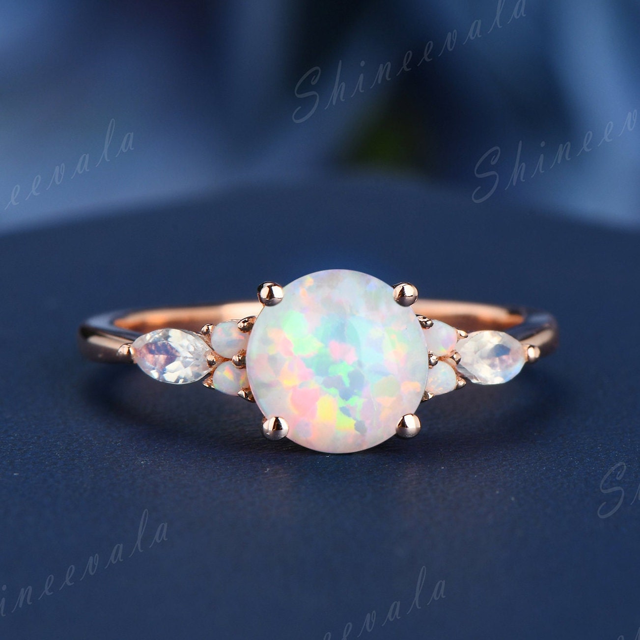 Weißer Opal Verlobungsring Rosegold Unikat Ehering Für Frauen Natürlicher Blauer Mondstein Band Oktober Geburtsstein Solitär Ring von Shineevala