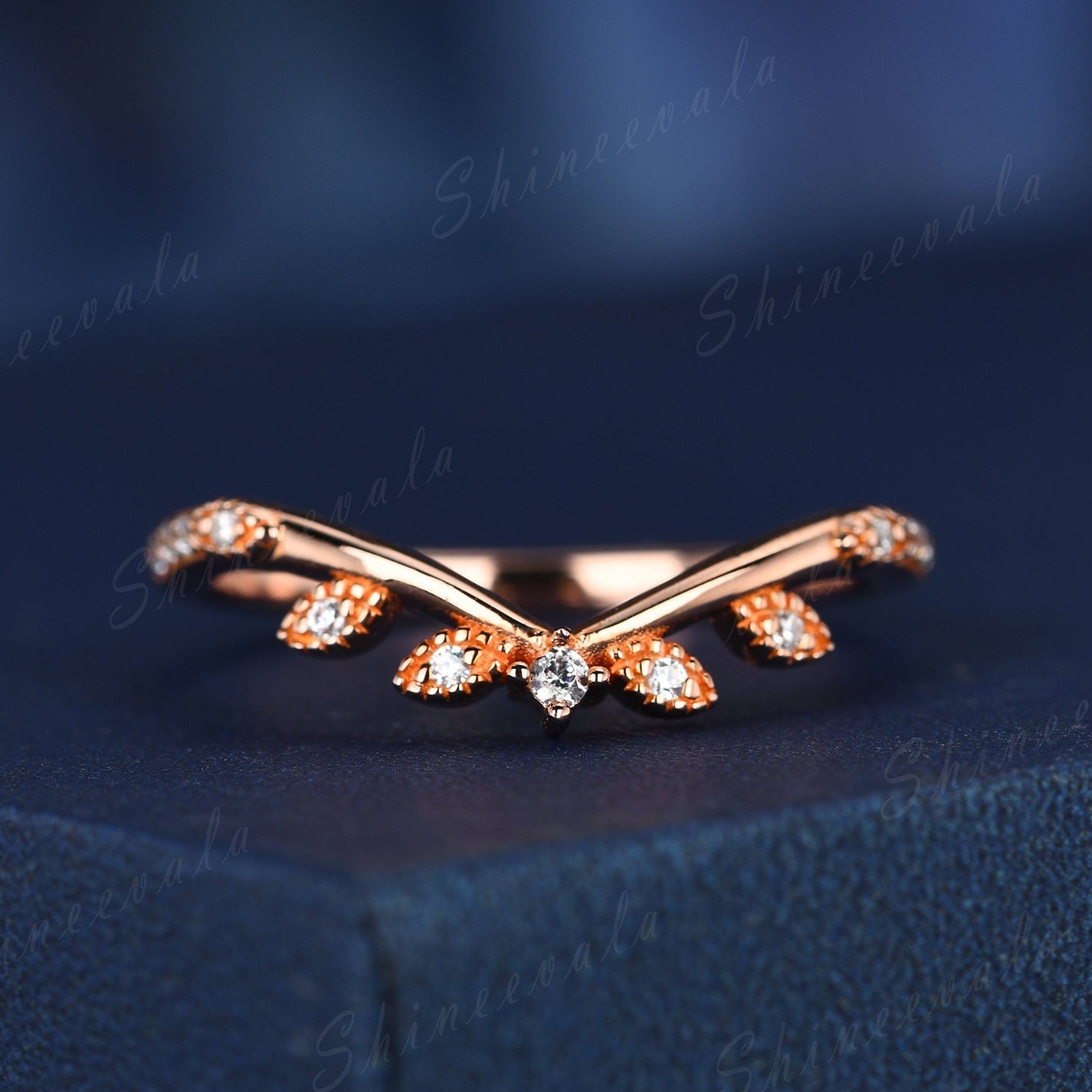 Zierliche Diamant Eheringe Frauen Gebogener Hochzeitsband Rose Gold Stapeln Passender Band Chevron Tiara Krone Ring Personalisiert von Shineevala