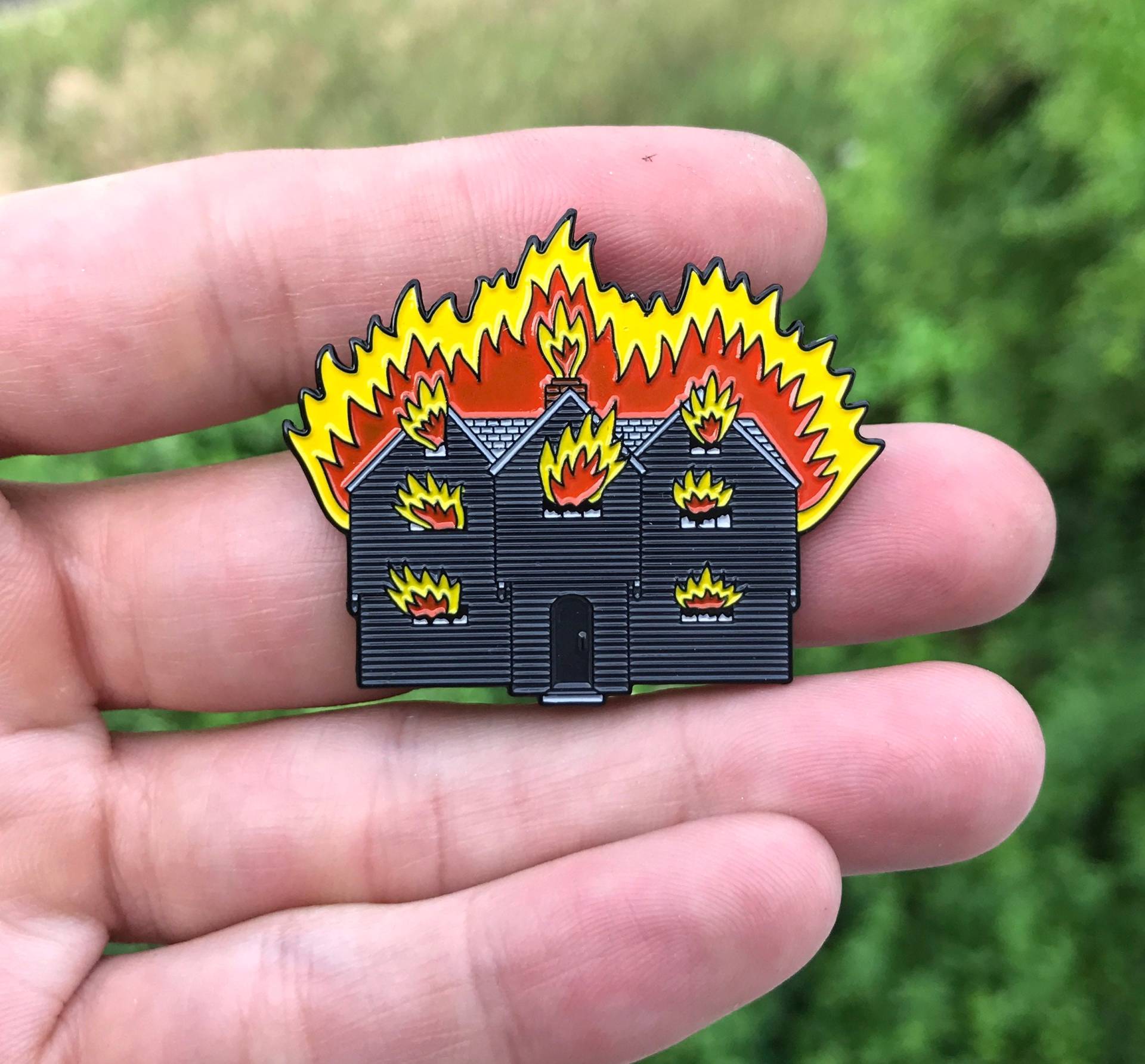Das Hexenhaus Auf Feuer Emaille Pin Das Hexenhaus Auf Feuer Emaille Pin von ShiningMoonStudio