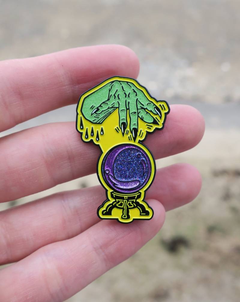 Glow in The Dark Witchy Hand Mit Glitzernder Kristallkugel Emaille Pin Glow in The Dark Witchy Hand Mit Glitzernder Kristallkugel Emaille Pin von ShiningMoonStudio
