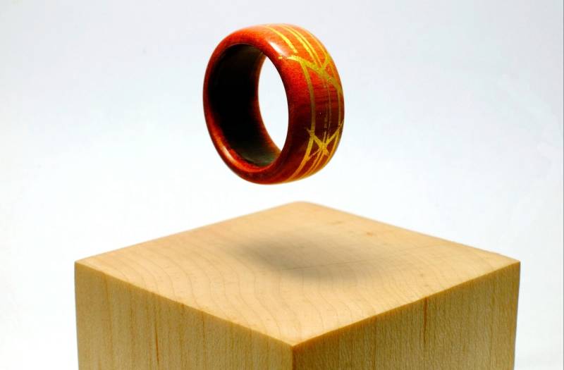 Rosa Elfenbein Und Gold Holzring von Shinium