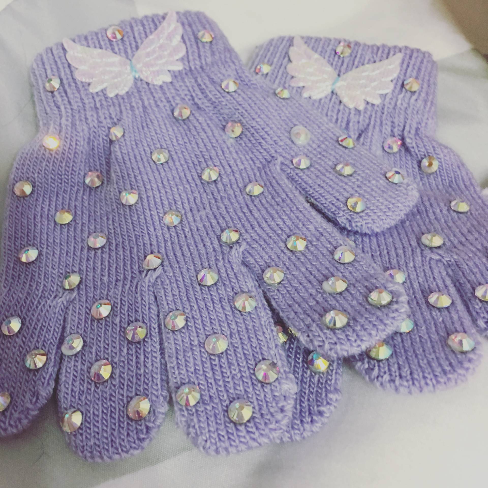 Verteilen Sie Ihre Wings & Bow-Dazzled Handschuhe von ShinyHandz