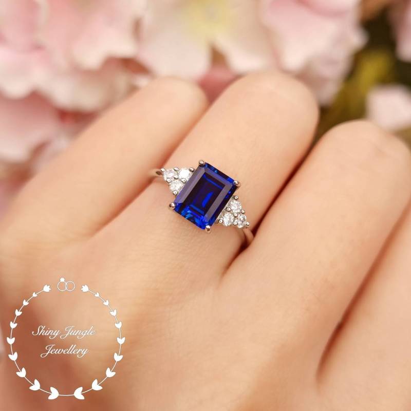 Drei Stein Smaragd Geschnitten Saphir Verlobungsring, 2 Karat 6 8 Mm Rechteckig Echte Sapphire Versprechen Ring, September Birthstone von ShinyJungleJewellery