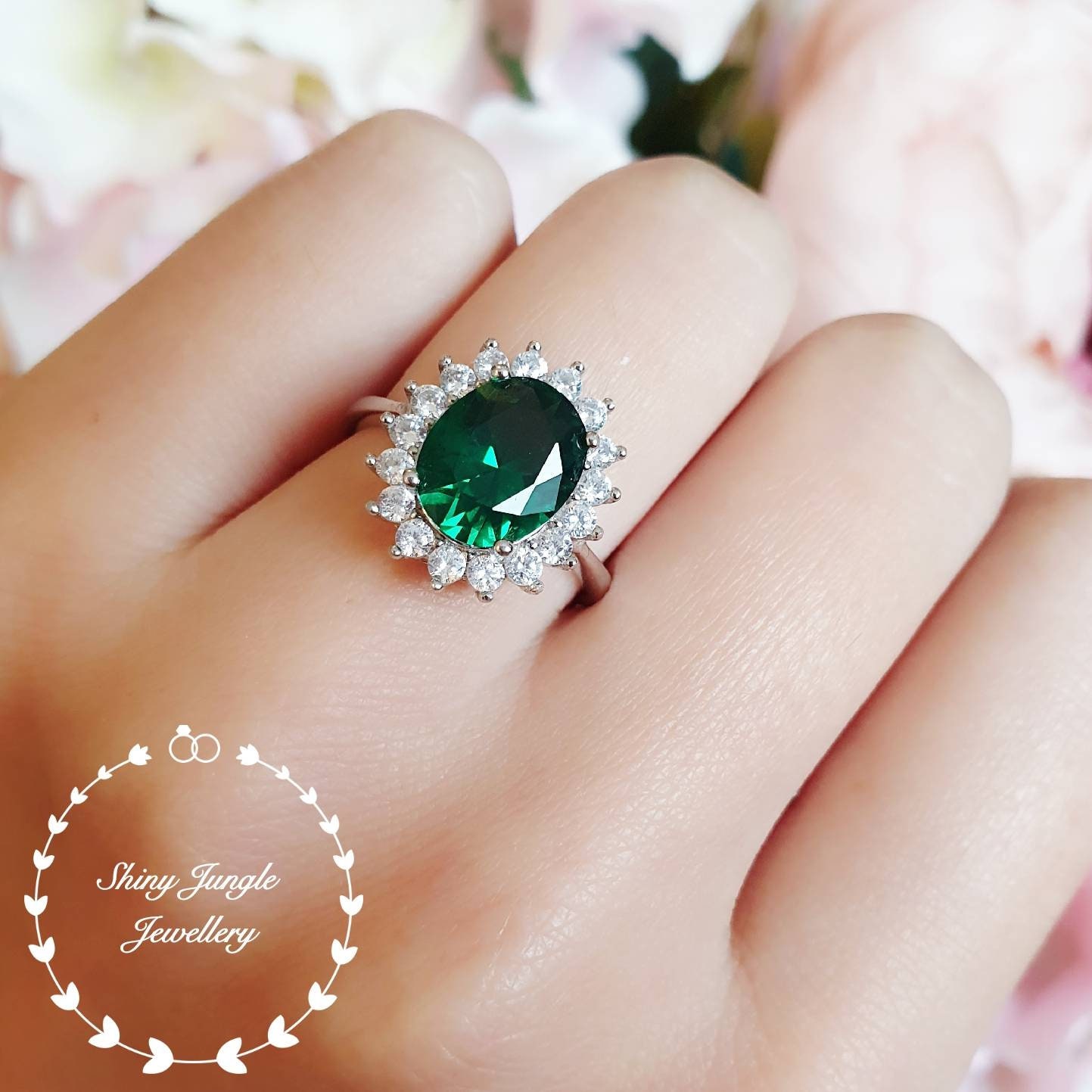 Halo Smaragd Verlobungsring, 3 Karat 8 10 Mm Labor Simulierter Smaragd, Sterling Silber Ring, Grüner Edelstein Mai Birthstone Versprechen Ring von ShinyJungleJewellery