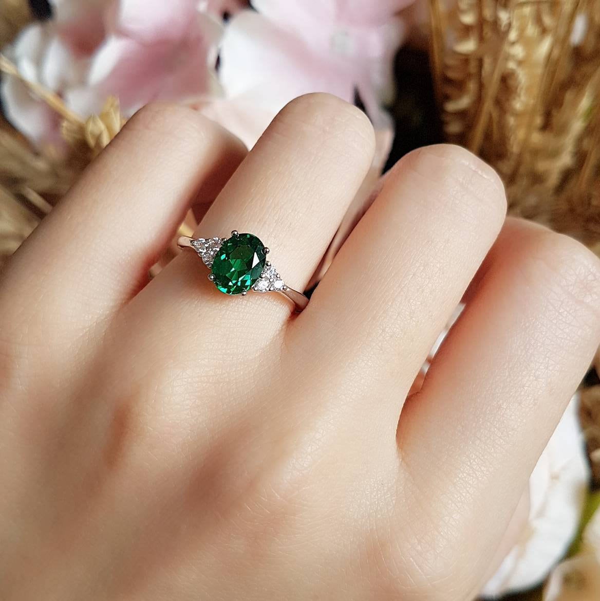 Oval Smaragd Ring, 2 Karat 6 8 Mm Drei Stein Lab Simulierte Verlobungsring, Mai Birthstone Versprechen Grüner Edelstein Ring Oval Smaragd Ring, 2 Karat 6 8 Mm Drei Stein Lab Simulierte Verlobungsring, Mai Birthstone Versprechen Grüner Edelstein Ring von ShinyJungleJewellery