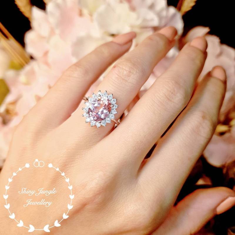 Seltene Pastel Blush Pink Echte Labor Gewachsene Saphir Verlobungsring 3 Karat 8 10 Oval Licht Padparadscha Ring, Diana Halo Design von ShinyJungleJewellery