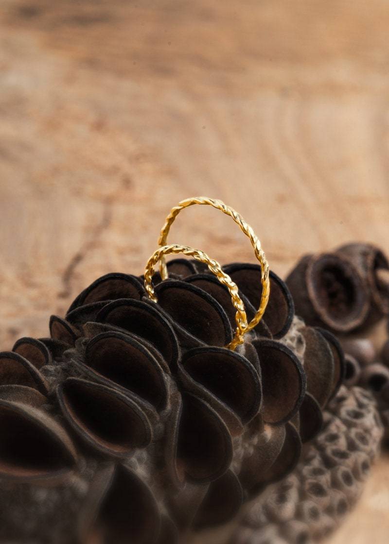 Mutter Tochter Ring, Gold Stapelbar Dünner Goldring, Gedrehter Solid Stapel Ringe von ShiraMazor