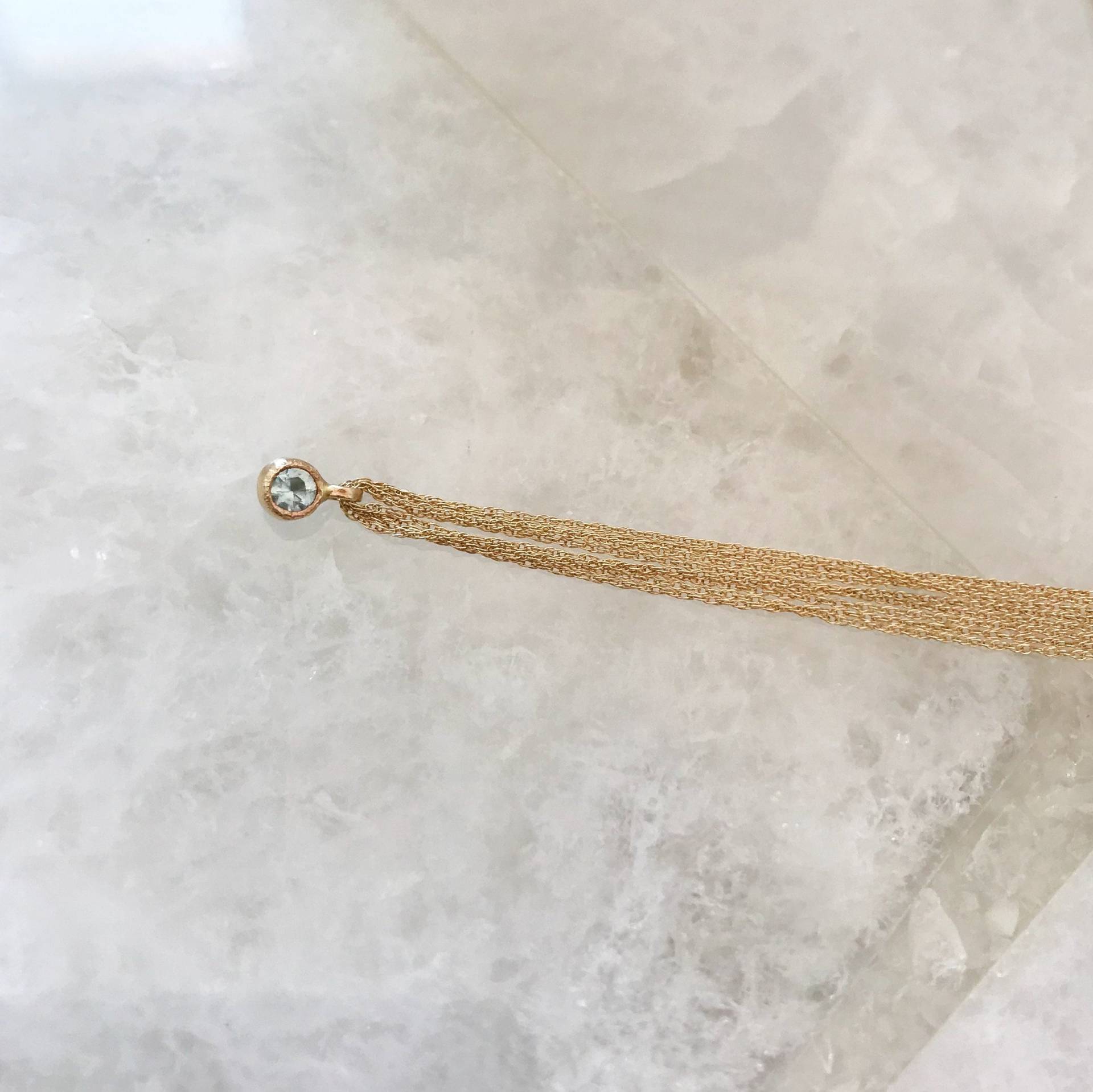 Winziger Goldanhänger, Aquamarinanhänger, Geburtssteinanhänger, März Birthstone, Runder Anhänger, Zierlicher Massivgoldanhänger Winziger Goldanhänger, Aquamarinanhänger, Geburtssteinanhänger, März Birthstone, Runder Anhänger, Zierlicher Massivgoldanhänger von ShiraMazor