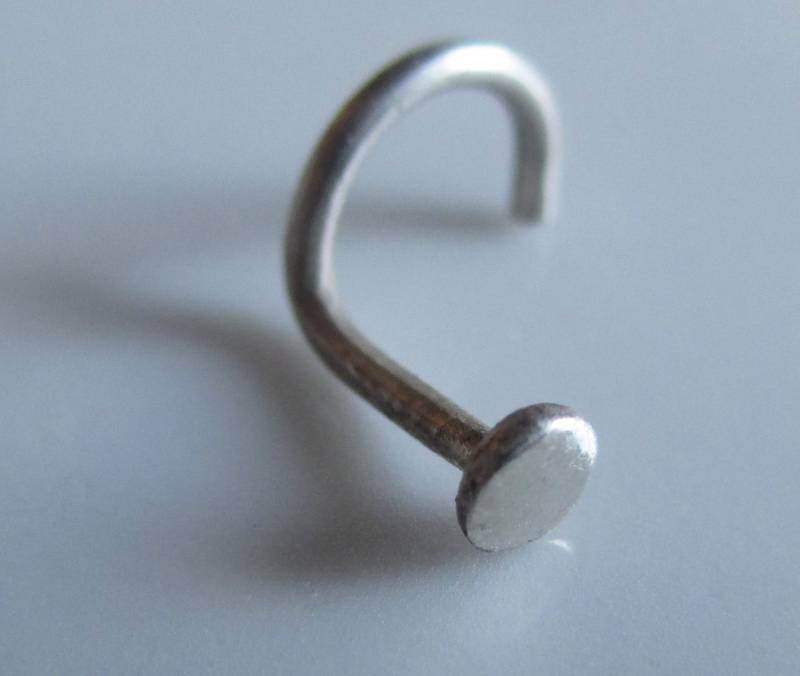 Kleiner Nasenstecker, Gepunkteter Silberner Stammes-Nasenstecker, Nasenstift, Nasenschraube, Stift Nasenring von ShirazelohevJewelry
