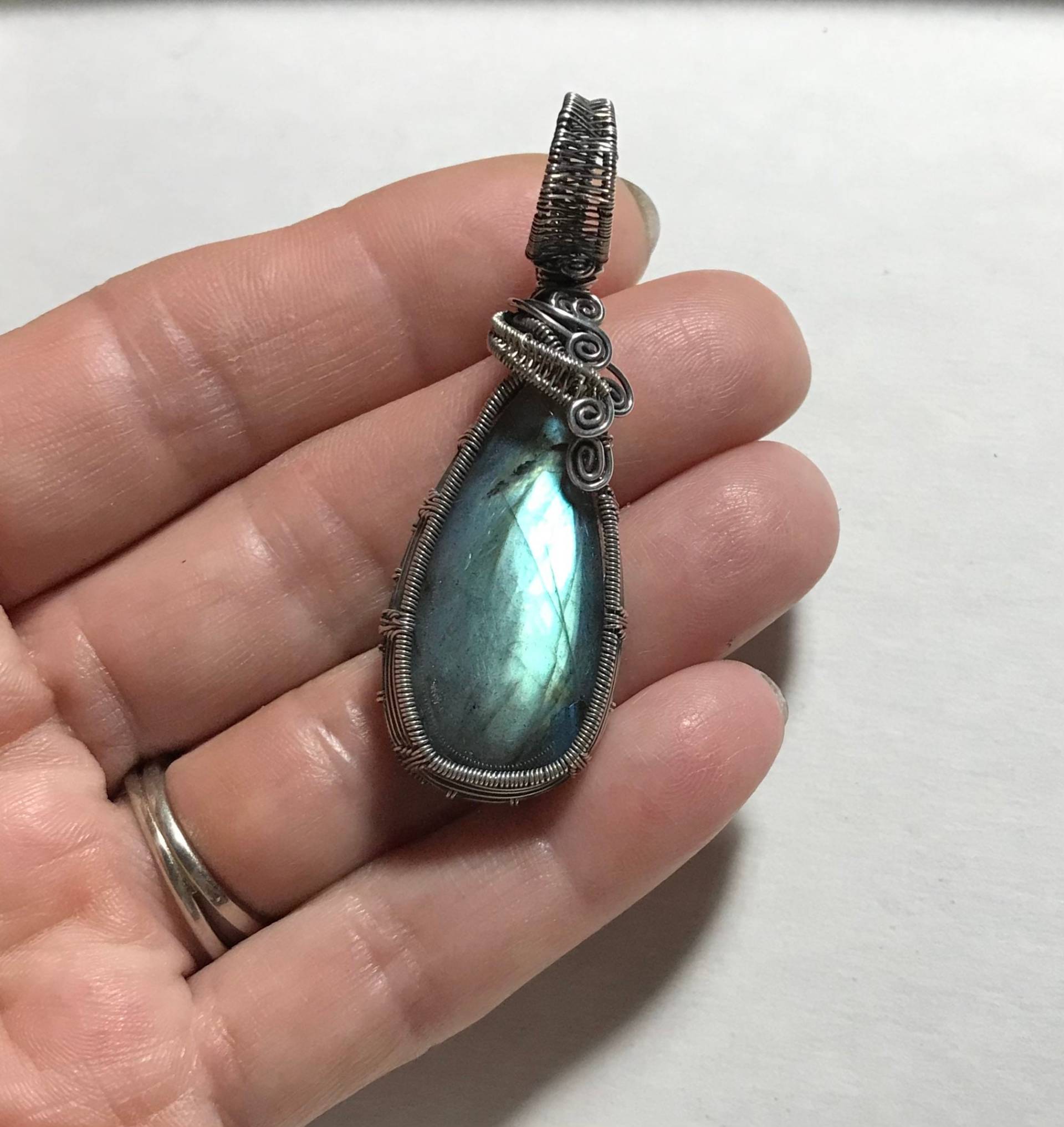 Blau/Grün Voller Blitz Labradorit Wire Wrap Halskette Sterling Silber Draht Gewickelt Anhänger Blau/Grün Voller Blitz Labradorit Wire Wrap Halskette Sterling Silber Draht Gewickelt Anhänger von ShireysShineysnShite