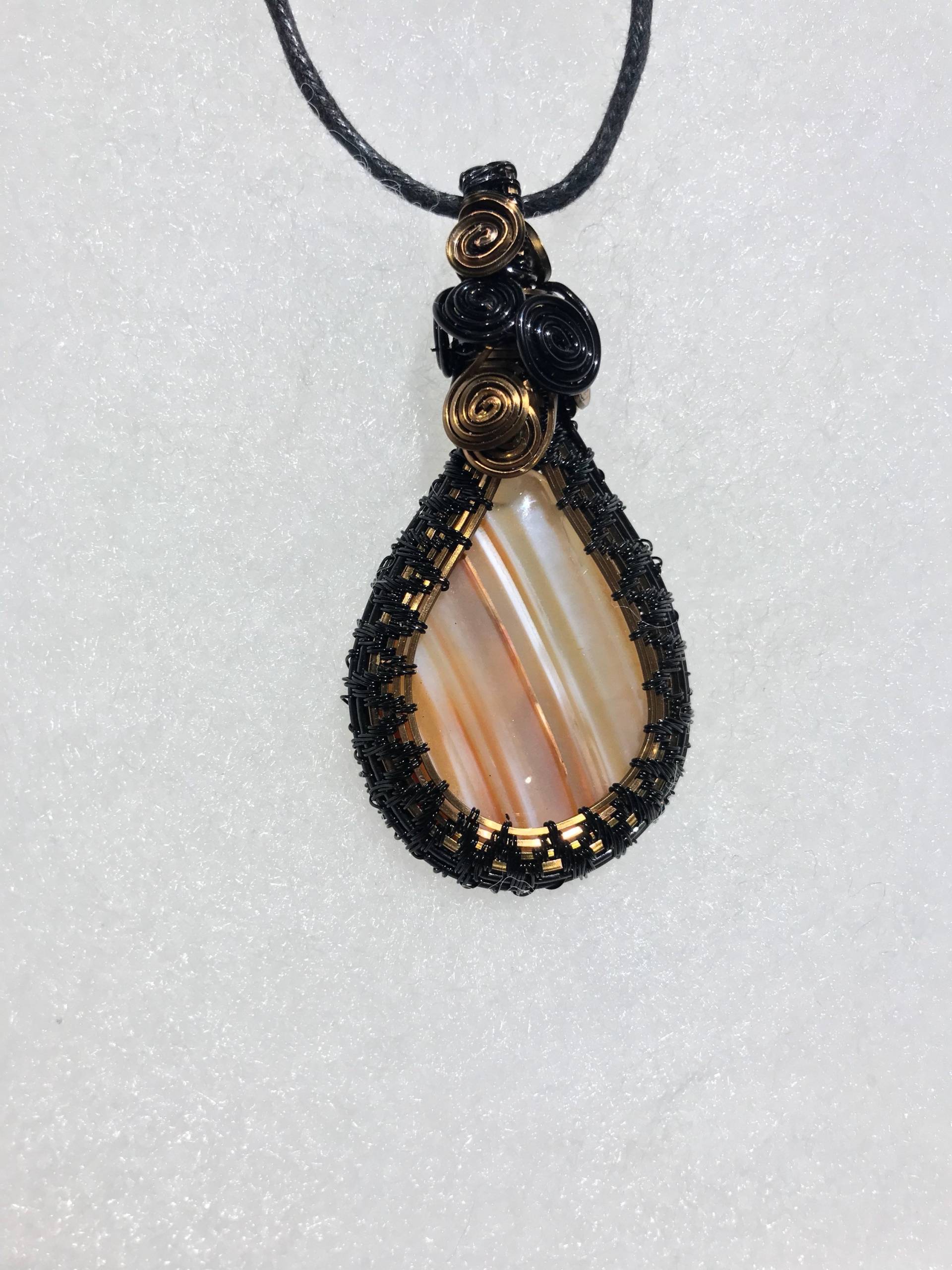 Wire Wrapped Achat Anhänger Multi Farbige Wrapping Und Weben Auf Edelstein-Halskette Wire Wrapped Achat Anhänger Multi Farbige Wrapping Und Weben Auf Edelstein-Halskette von ShireysShineysnShite