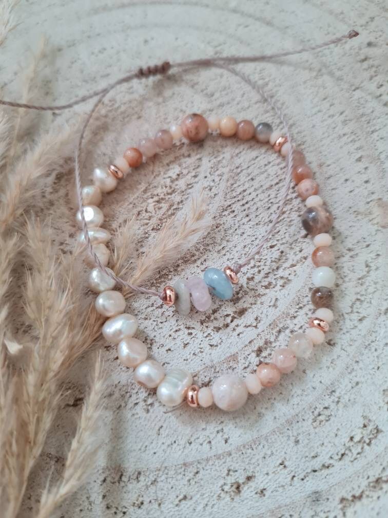Armband "Luna" Süßwasserperlen, Mondsteine, Glasschliffperlen + Buchstabe von Shirinis