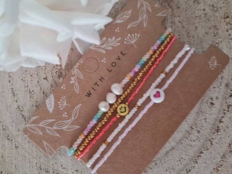 Bunte Perlenarmbänder Mit Süßwasserperlen Smiley Herz Set von Shirinis