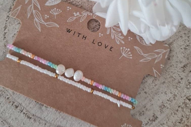 Buntes Perlenarmband Süßwasserperlen Weiß Lila Set Buntes Perlenarmband Süßwasserperlen Weiß Lila Set von Shirinis