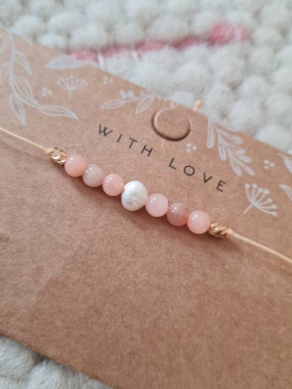 Edelsteinperlen Süßwasserperlen Armband Peach Jade Mit 18 K Vergoldeten Perlen von Shirinis