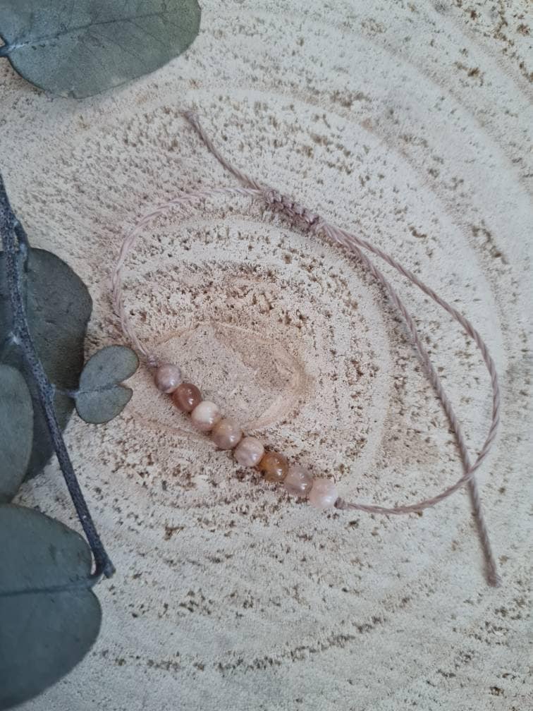 Filigranes Edelsteinarmband Mondstein Filigranes Edelsteinarmband Mondstein von Shirinis