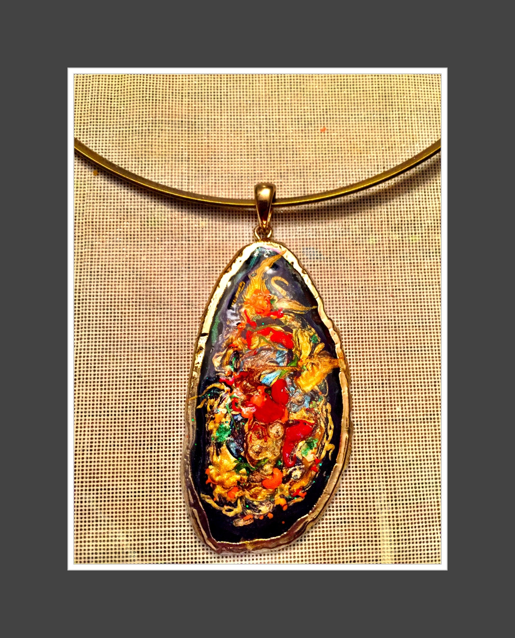 Handgefertigter Schmuck, Abstraktes Design Einzelstück Mit Lebhaften Farben. Inspirierendes Einzigartiges Kunstwerk Handgefertigter Schmuck, Abstraktes Design Einzelstück Mit Lebhaften Farben. Inspirierendes Einzigartiges Kunstwerk von ShirinsStudio