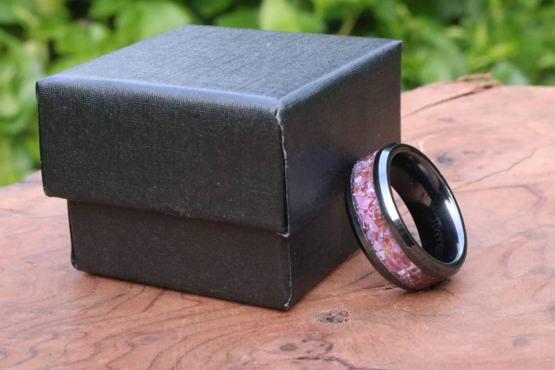 Amethyst Ring Schwarzer Keramik Ehering, Versprechensring | 8 Mm von Shirleyswoodworks