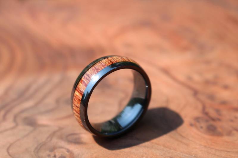 Personalisierter Herren Ehering Holz - Schwarzer Keramik Koa Oval Herrenring Individueller Ring von Shirleyswoodworks
