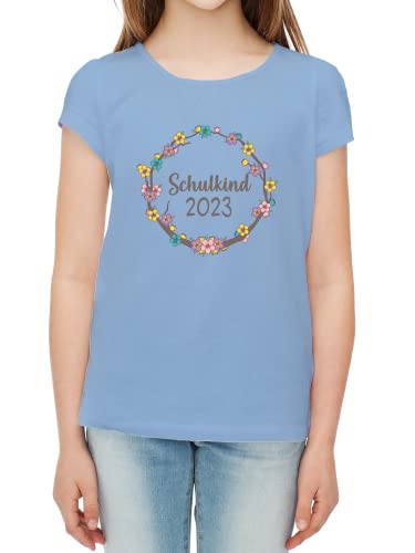 Shirt-Panda Kinder T-Shirt Einschulung Schulkind 2023 Blumenkranz - 100% Baumwolle - fair und nachhaltig Hellblau (Druck Schwarz) 128 von Shirt-Panda