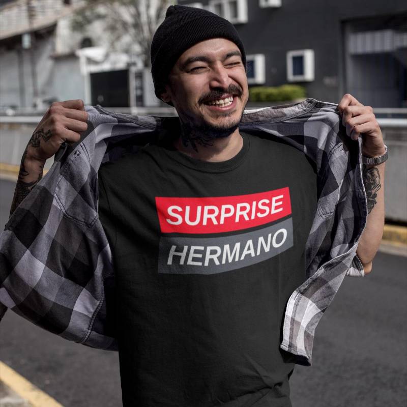 Surprise Hermano Lustiges Meme Sprüche Shirt Geschenkidee Humor Unisex Kleidung Männer Frauen Teenager Geburtstag Weihnachten von ShirtAndPoster