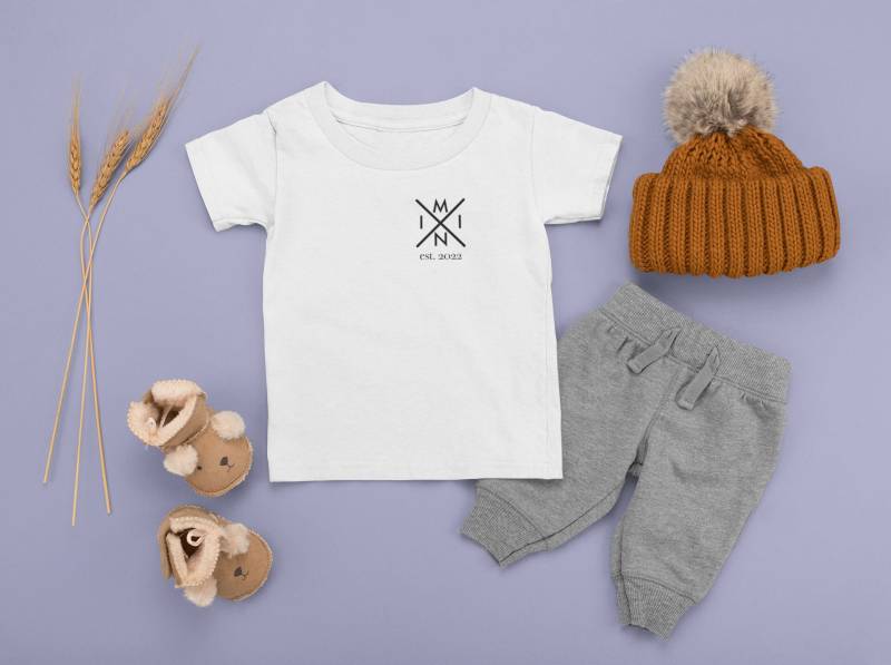 Baby Organic Shirt - Mini Monogram | Schwarze Schrift | Hoodie Geschenk Geburtstag Geburt Familie von ShirtDesire